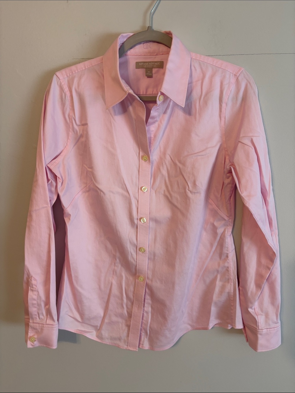 Banana Republic Light Pink woman’s fitted button down Shirt. Non iron. 10.